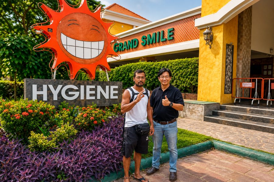 แขกผู้เข้าพัก ถ่ายภาพร่วมกับทีมงาน หน้าป้าย HYGIENE
