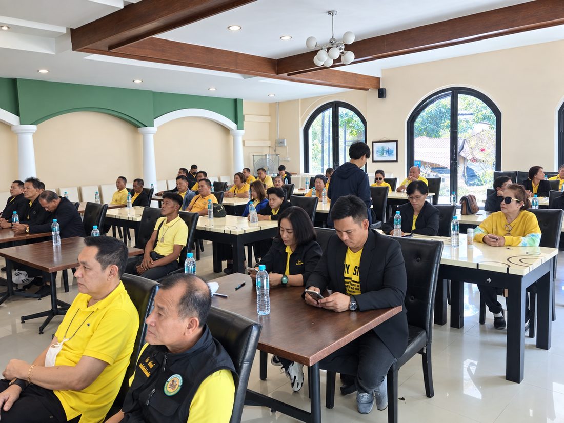 ผู้เข้าอบรมนั่งประจำโต๊ะระหว่างการบรรยาย